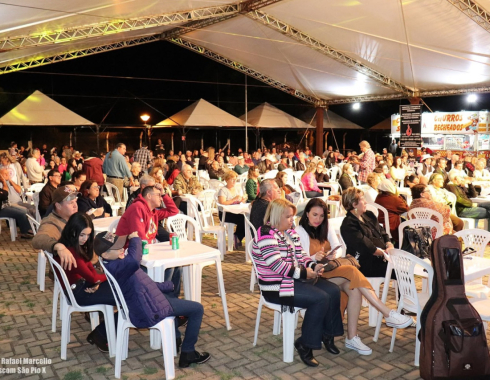 Festa de Santa Cruz de Anna Rosa homenageia Carreirinho e reforça combate à violência contra a mulher