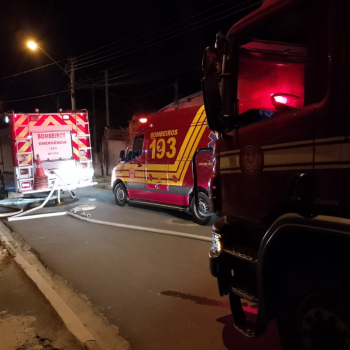 Incêndio atinge residência de madeira em Rubião Júnior, em Botucatu