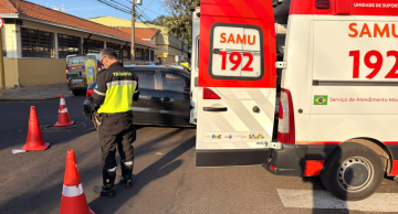 Acidente entre carro e moto deixa motociclista ferida no Centro de Botucatu