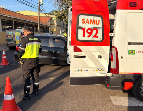 Acidente entre carro e moto deixa motociclista ferida no Centro de Botucatu