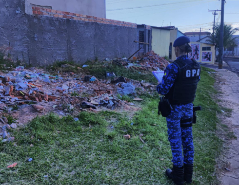Homem é multado por descarte irregular na frente de escola em Botucatu