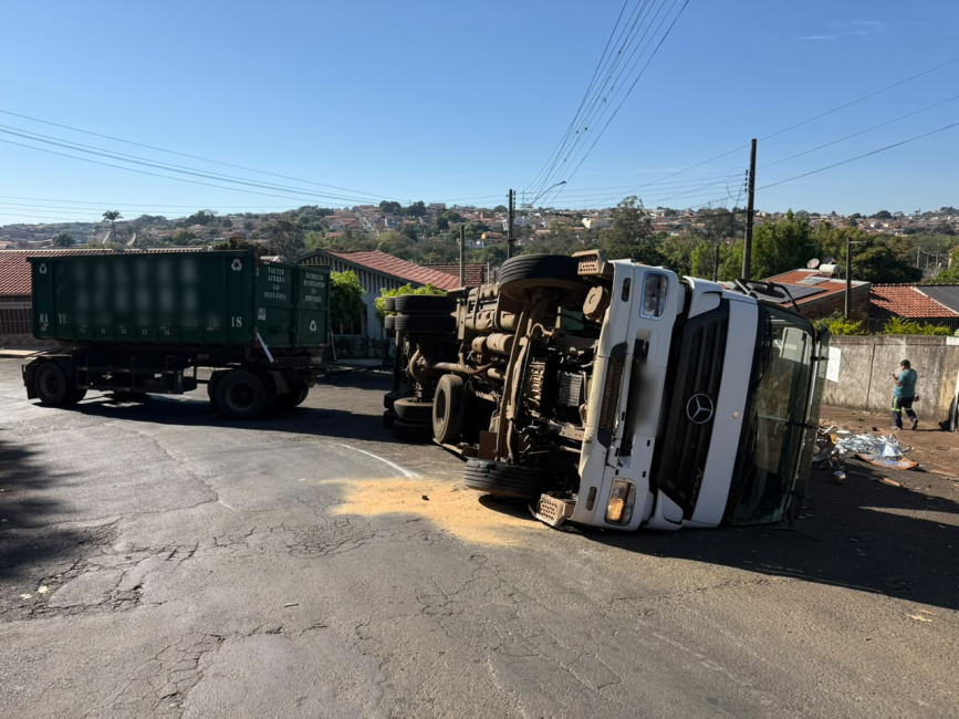 Carreta carregada com sucata tomba em frente à Estação Ferroviária de Botucatu