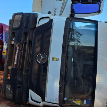Caminhão de coleta tomba no Aterro Sanitário de Botucatu e trabalhador fica preso na cabine