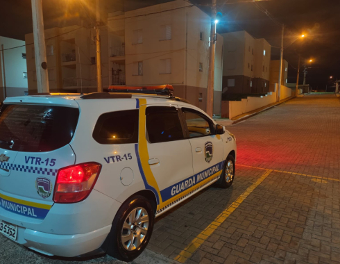 GCM flagra mulher sendo puxada pelos cabelos e prende homem por violência doméstica em Botucatu