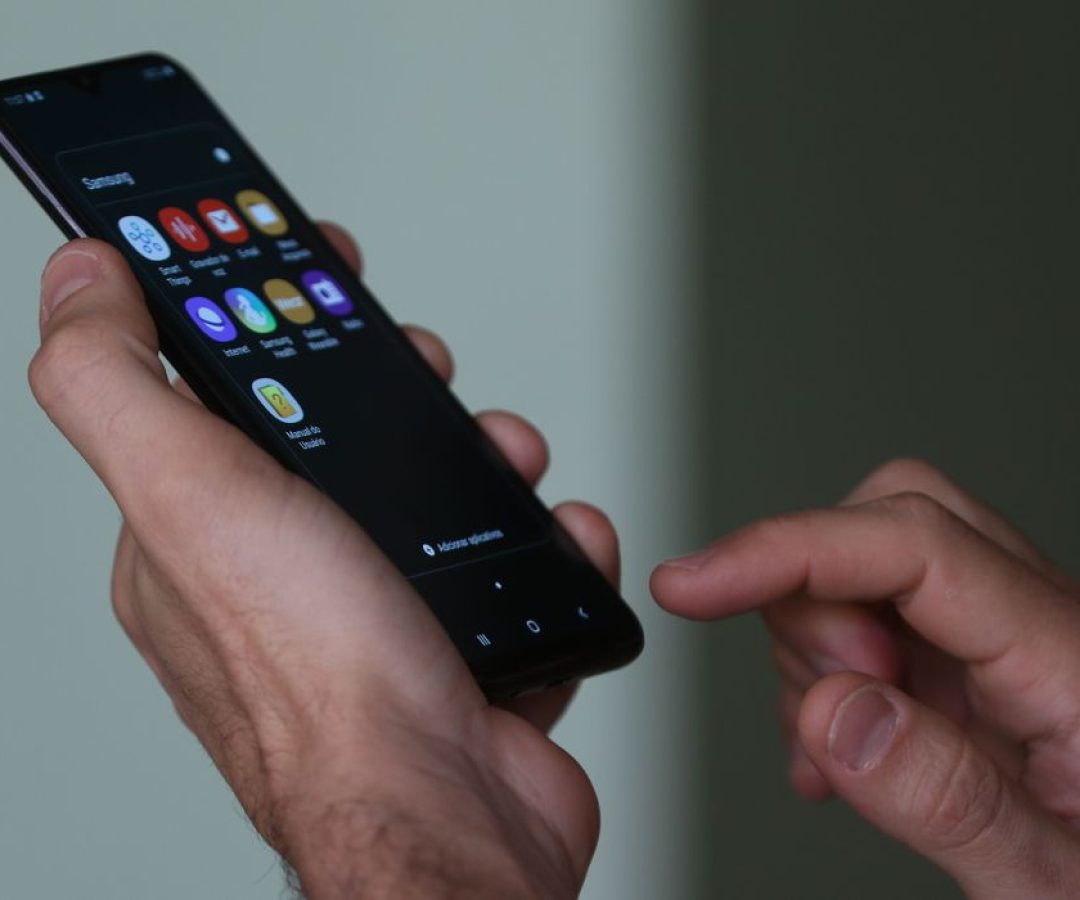 Smartphone, celular,  em uso.