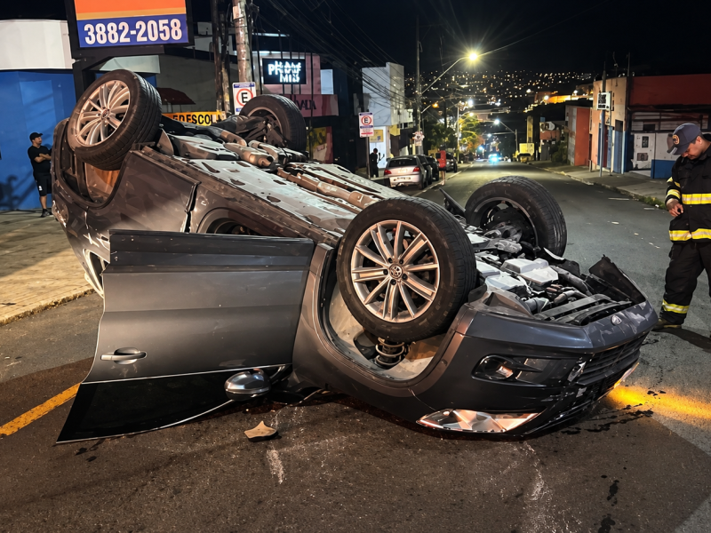 Acidente Noturno com SUV Capotado