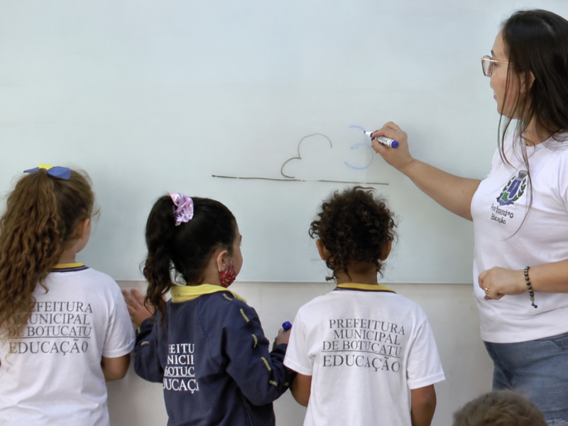 Aula de Ciências no Quadro Branco