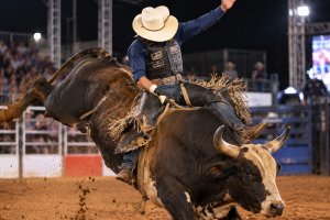 Cowboy em Ação no Rodeio Noturno