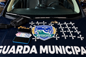 Evidências organizadas sobre viatura municipal