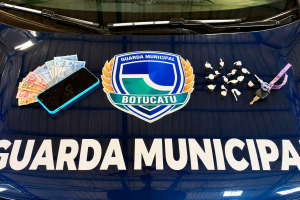 Evidências sobre viatura da Guarda Municipal