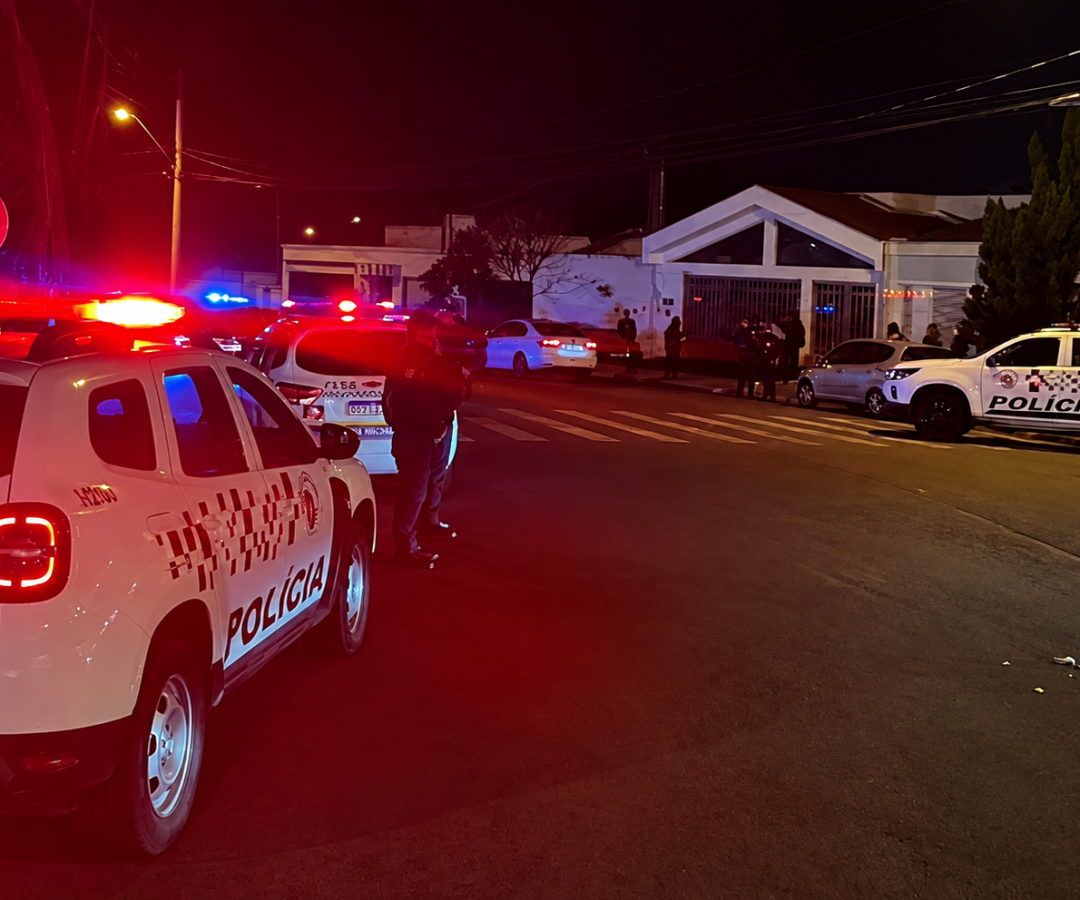 Operação Policial Sob Luzes Vermelhas e Azuis