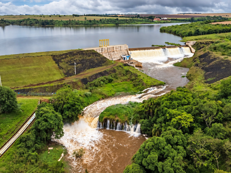 Represa Verde Sob Céu Nublado