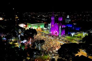 Acendimento das luzes do Natal Encantado Botucatu 2024 lotou a praça da Catedral; veja o vídeo