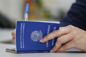 carteira-de-trabalho-emprego-emprega